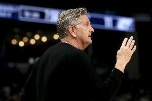 芬奇：我们上赛季有时对常规赛感到厌倦 当时只祈祷别掉进附加赛